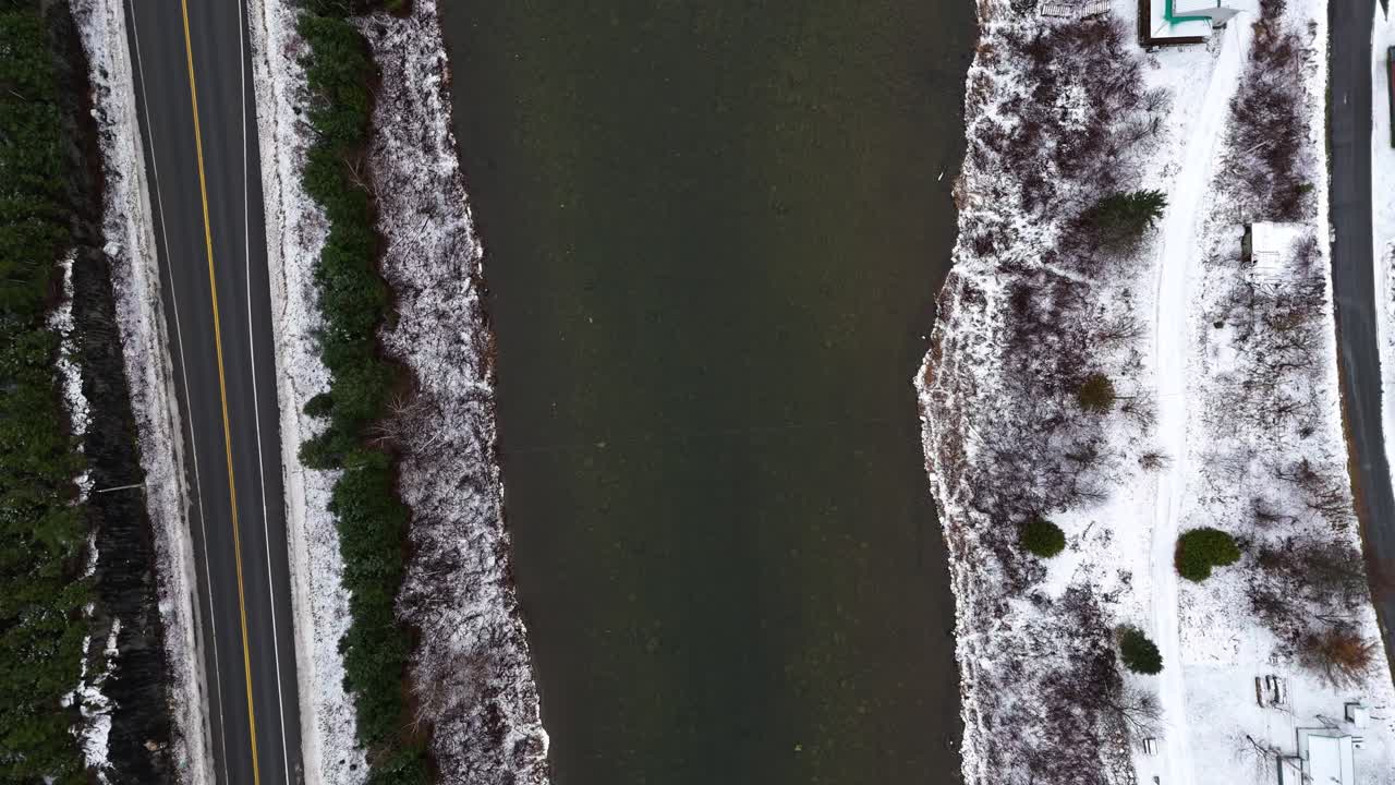 brug bedekt met een beetje sneeuw over een rivier in quebec, canada