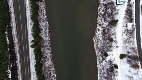 Überdachte-Brücke-Mit-Etwas-Schnee-überquert-Einen-Fluss-In-Quebec,-Kanada