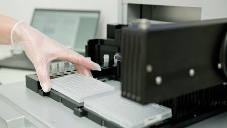 científico que trabaja con equipos de laboratorio