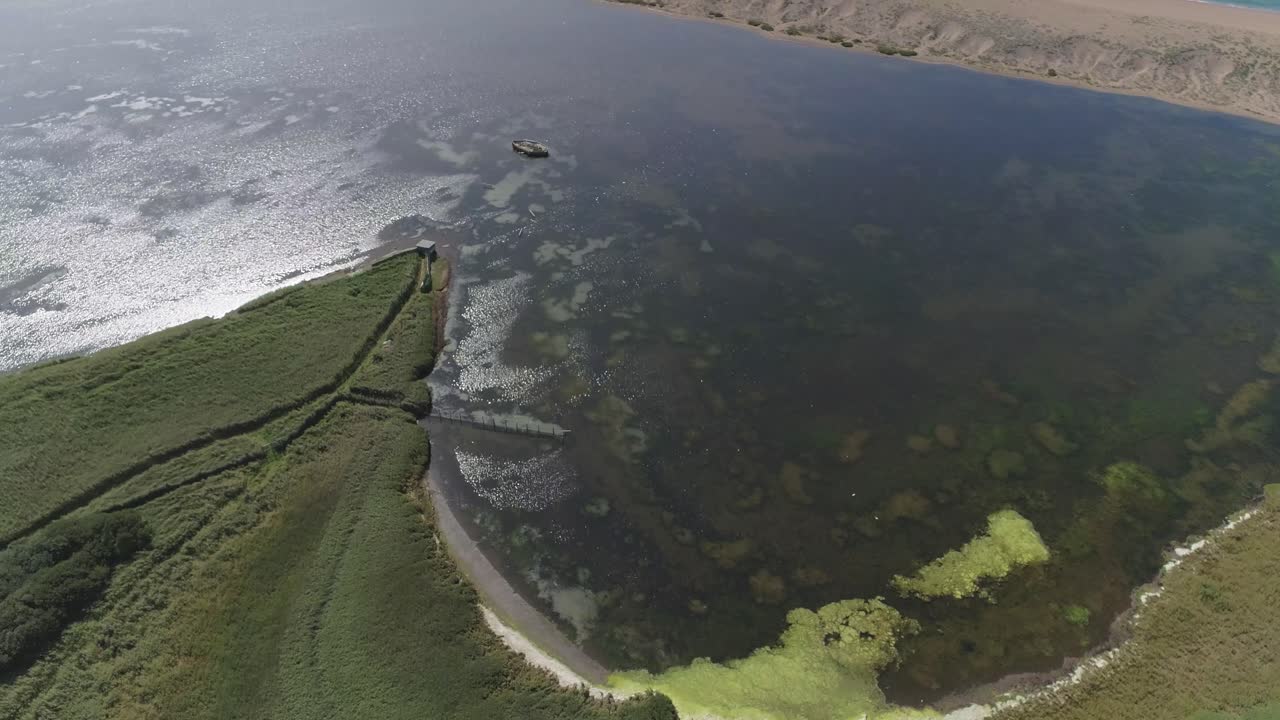antena de seguimiento a través de la laguna de la flota en el abbotsbury swannery