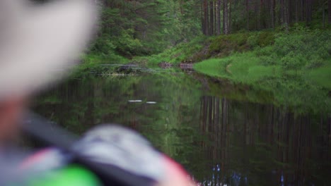 Kayak-En-El-Otro-Río,-Sur-De-Noruega