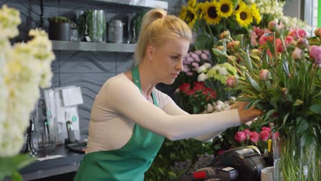 Mujer-Joven-En-Tienda-De-Flores