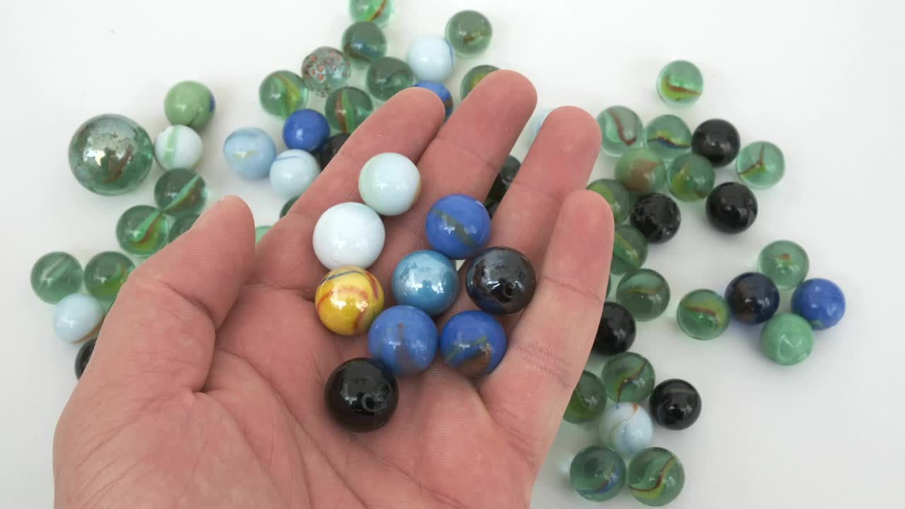 bolas de vidrio de color en un soporte giratorio de 360 grados,