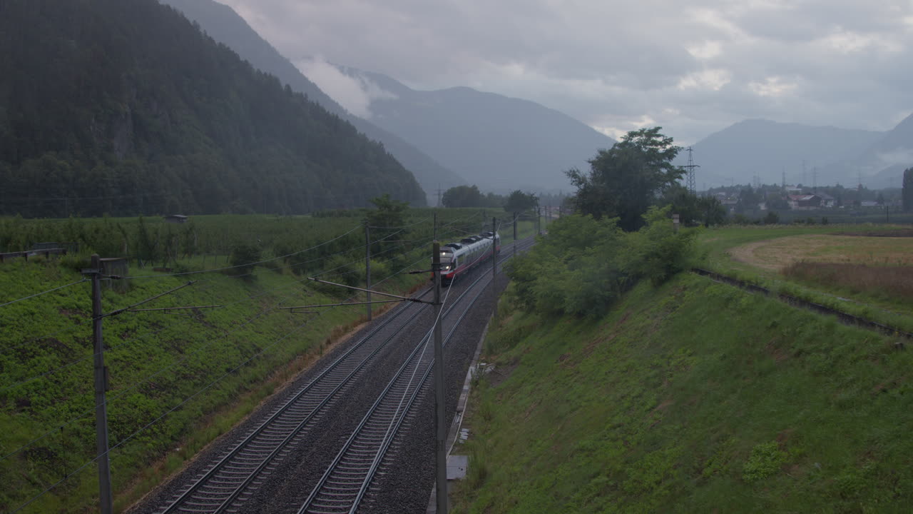 안개가 가득한 산악 열차 여행