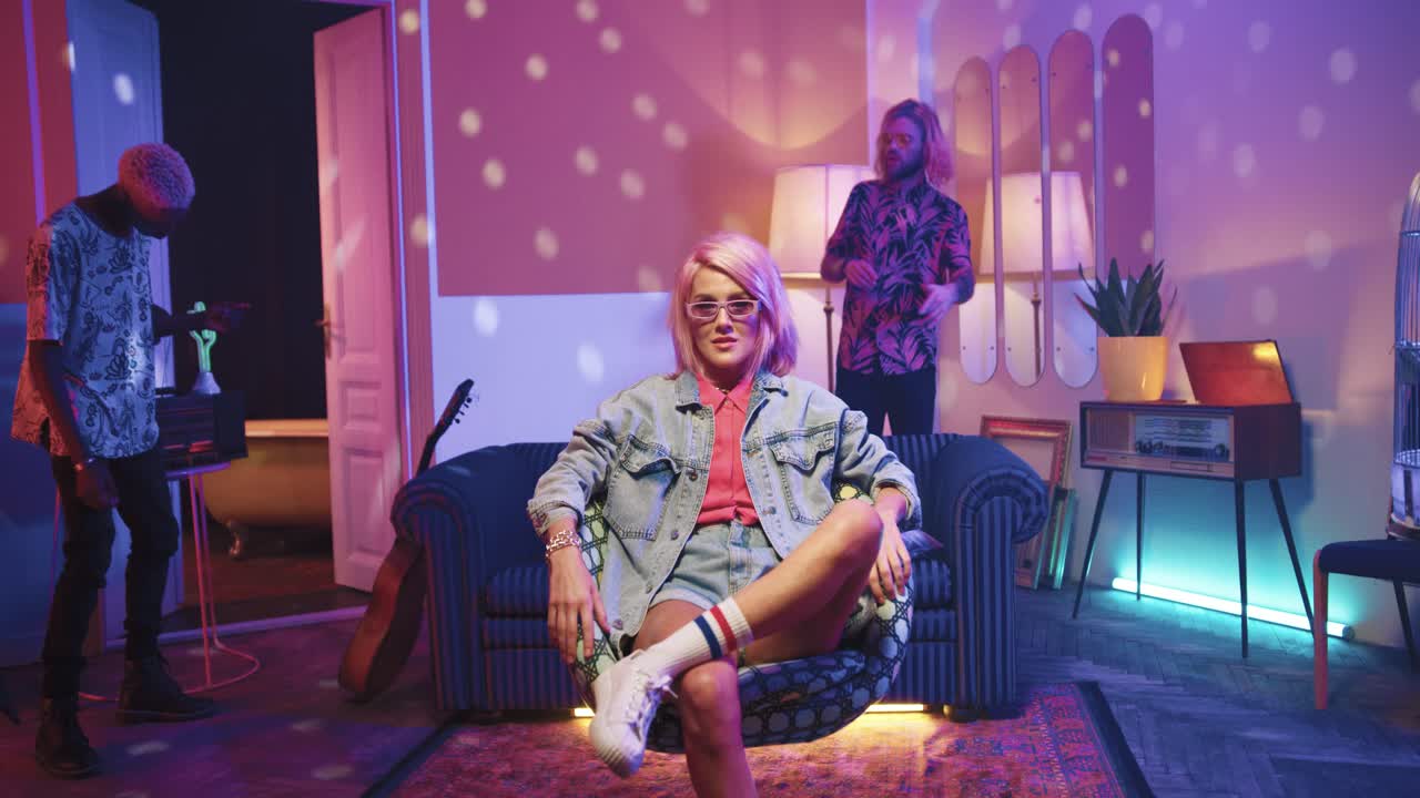 집에서 복고풍 파티에서 즐거운 시간을 보내는 세 명의 다민족 힙스터 친구