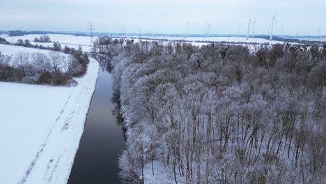 Invierno-Nieve-Río-Madera-Bosque-Cielo-Nublado-Alemania
