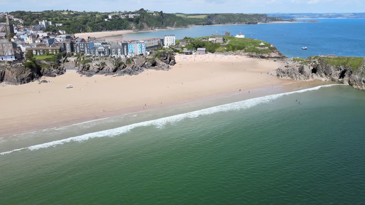 Tenby South Beach en solrig sommerdag, Pembrokeshire, Wales, 4K luftoptagelser