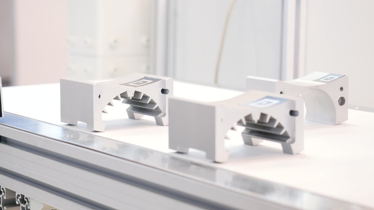 componentes metálicos en una línea de ensamblaje