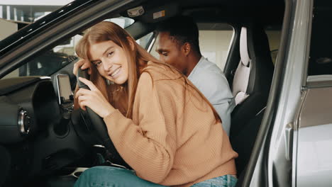 prueba de pareja feliz conduciendo un coche nuevo