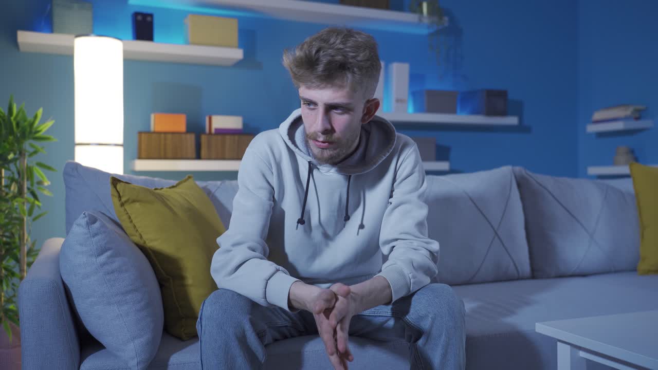 집에서 화를 내고 있는 공격적이고 집착적인 신경증이 있는 젊은 남자