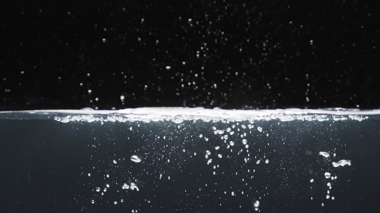 검은색 배경에 복사 공간과 함께 물에 떨어지는 베리의 비디오
