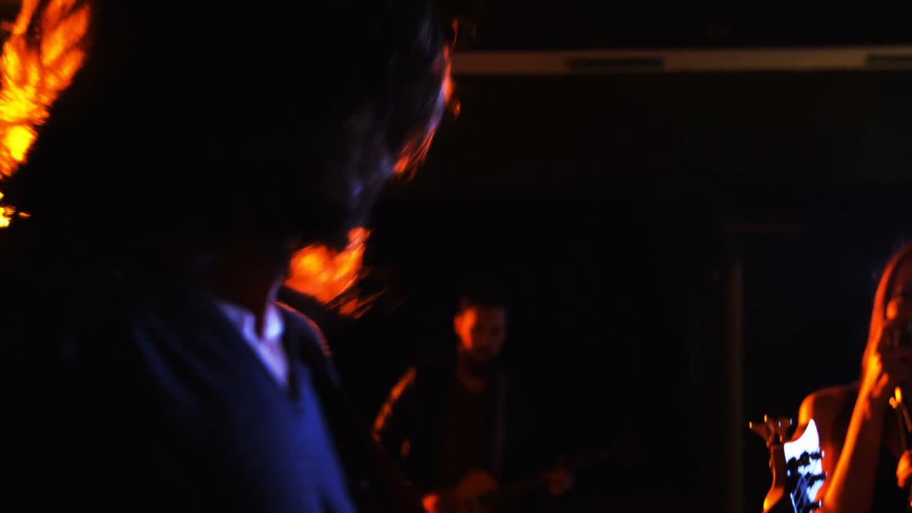 스튜디오에서 공연하는 밴드