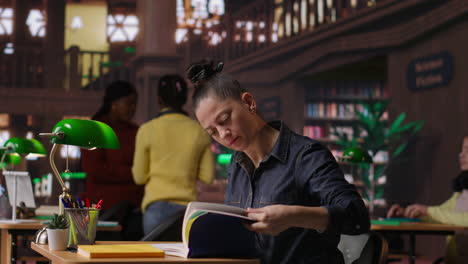 estudiantes que estudian en una biblioteca