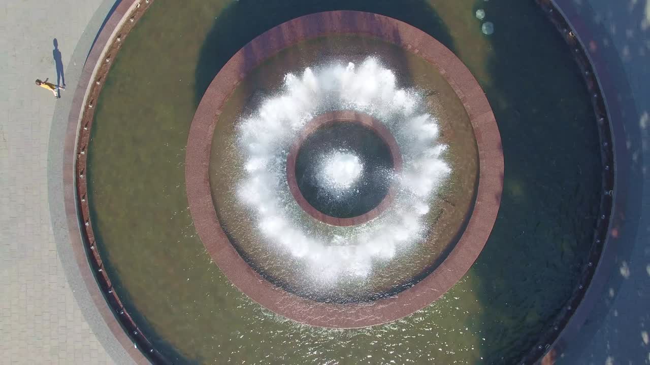 평범 한 도시 분수 의 공중 에서 위 에서 아래 로 볼 수 있는 모습