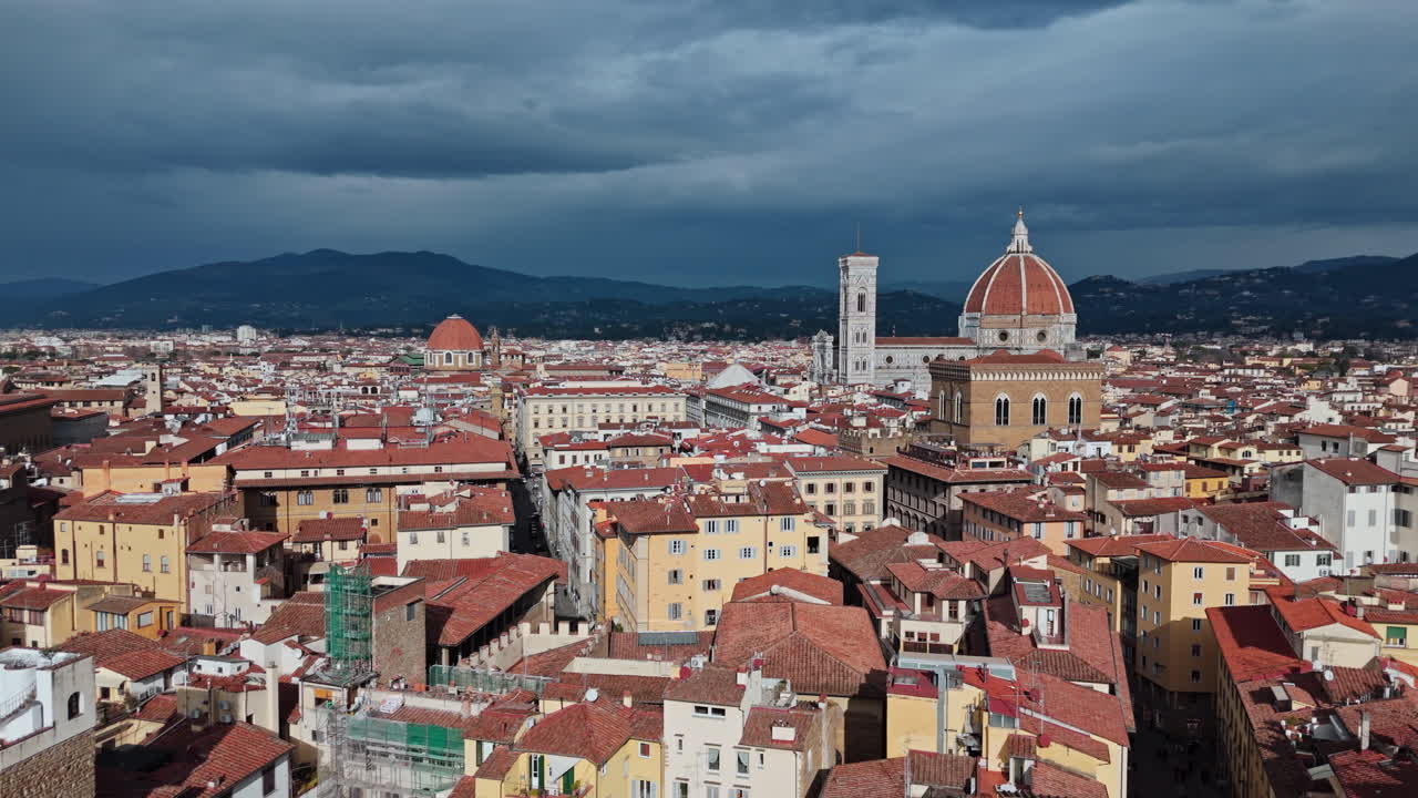 Vista panoramica con drone del Duomo di Firenze all'alba