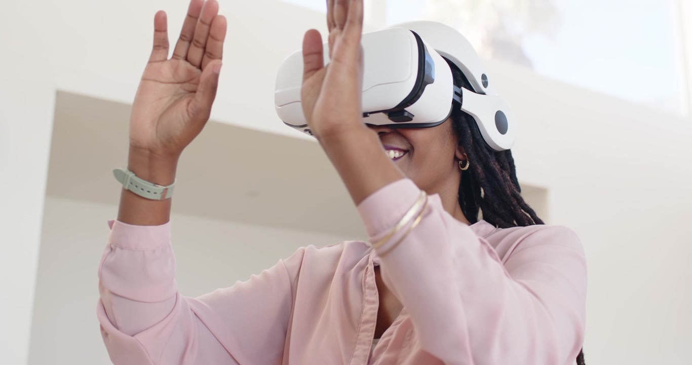 Donna afroamericana che indossa un visore VR bianco, tracciando oggetti virtuali a casa con un orologio color menta