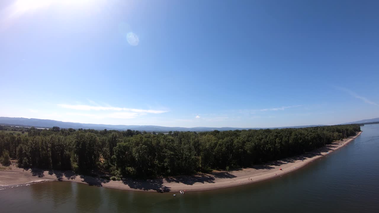 포틀랜트 강 위의 드론 비행