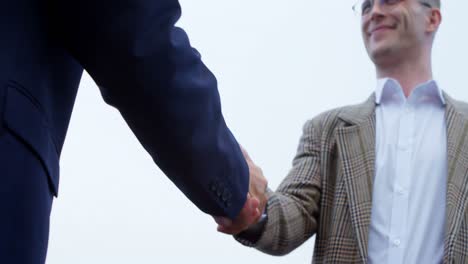 Businessmen-shaking-hands-with-each-other-4k