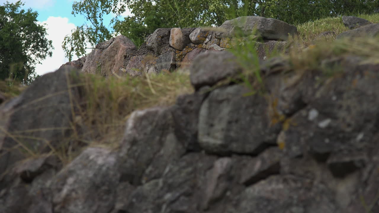 요새의 돌로 만들어진 경계벽의 클로즈업 보기