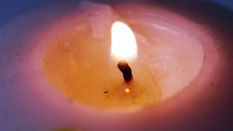 grandes velas gruesas y quemadas en un primer plano de fondo negro
