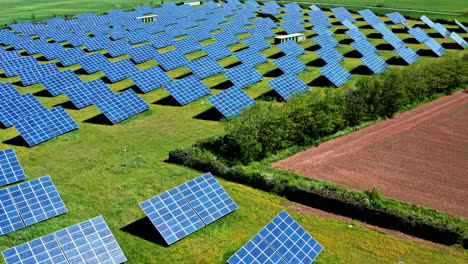 Un-Vasto-Campo-De-Paneles-Solares-Que-Generan-Energía-Limpia-Bajo-Un-Cielo-Brillante