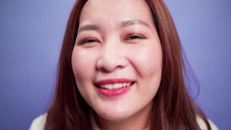 매력적인 아시아 여성의 초상화를 닫고 소프트 포커스 바이올렛 배경-3으로 행복한 미소와 자신감 있는 명랑함