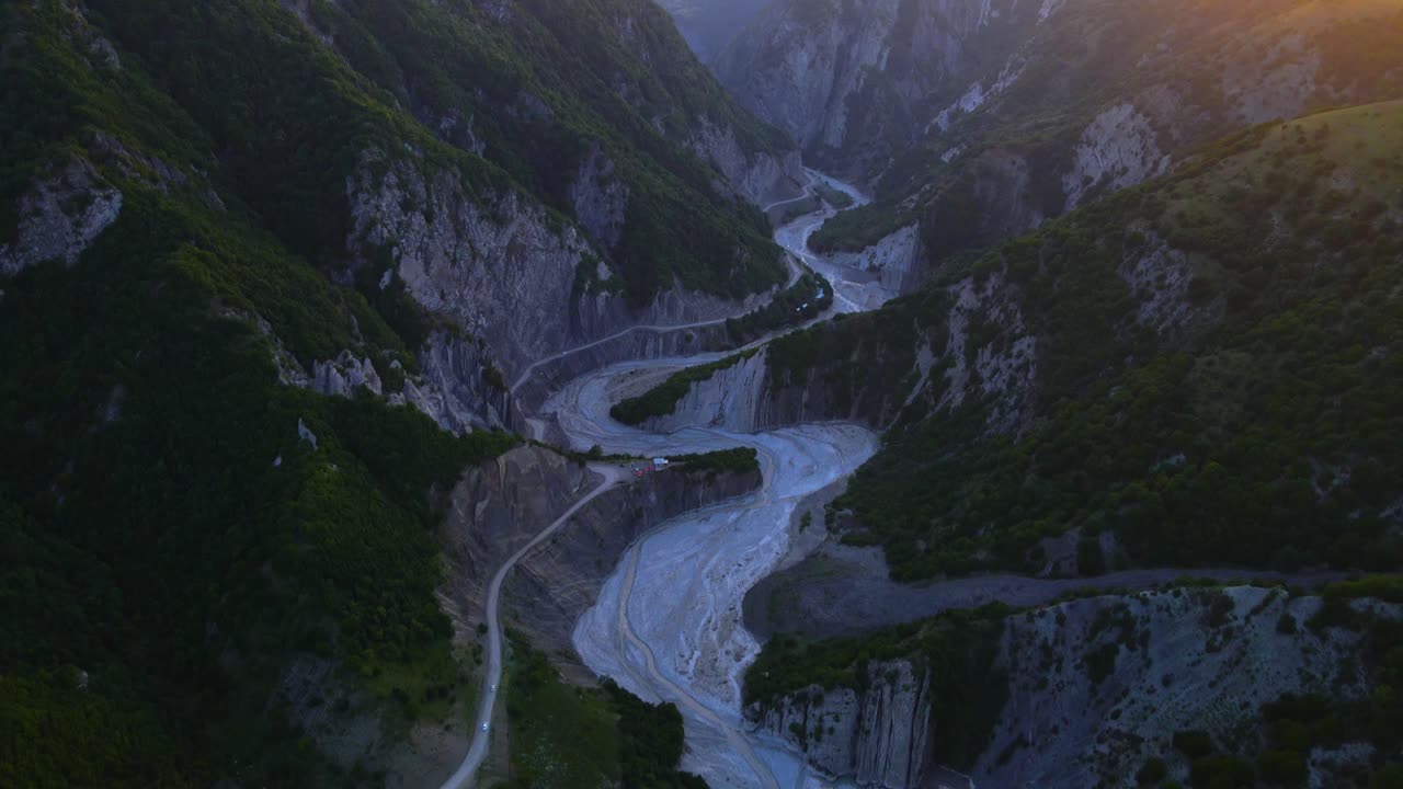 fotografía de un avión no tripulado volando sobre el río girdimanchay cerca de lahic, azerbaiyán al atardecer mientras se eleva