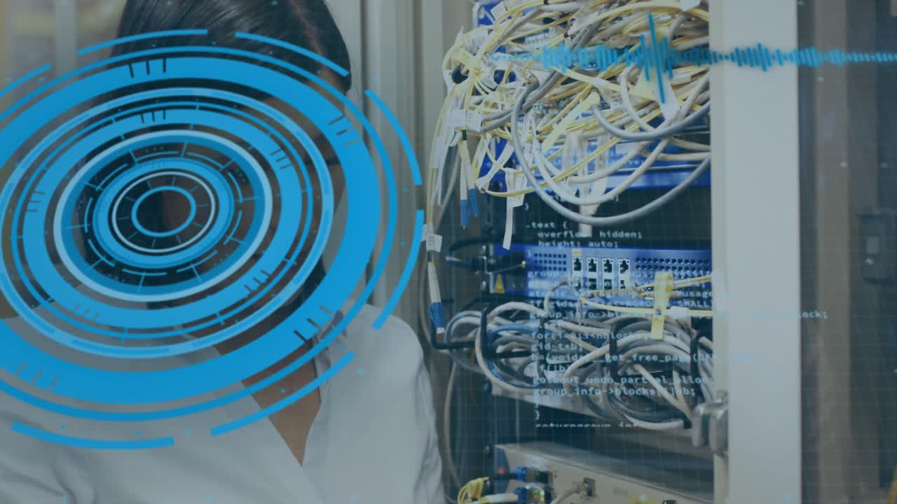 animación de la interfaz digital y el procesamiento de datos sobre una trabajadora de la sala de servidores caucásica