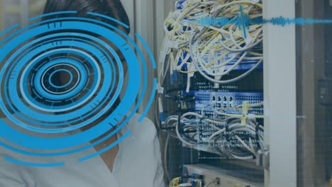 animación de la interfaz digital y el procesamiento de datos sobre una trabajadora de la sala de servidores caucásica