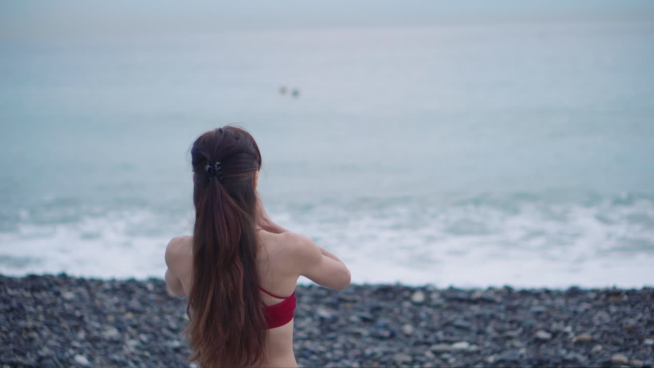 해변에 어있는 여자