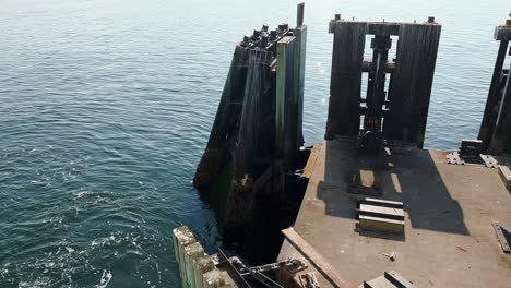 Pilotes-De-Muelle-De-Terminal-De-Ferry-Para-Transbordadores-De-Atraque-En-Anacortes,-Washington,-EE.UU.