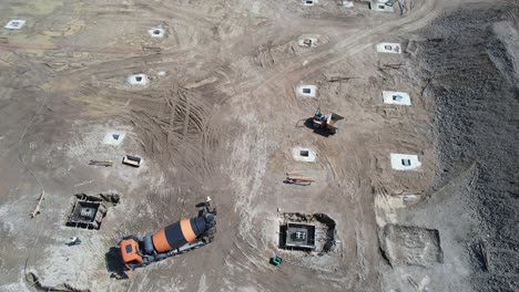 camión trabajando en el sitio de construcción vista aérea