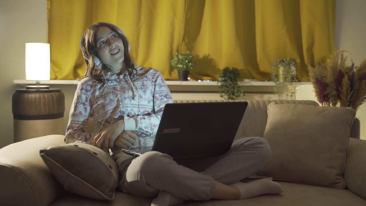 estudiante masculino recordando recuerdos felices de la noche en casa y riendo.