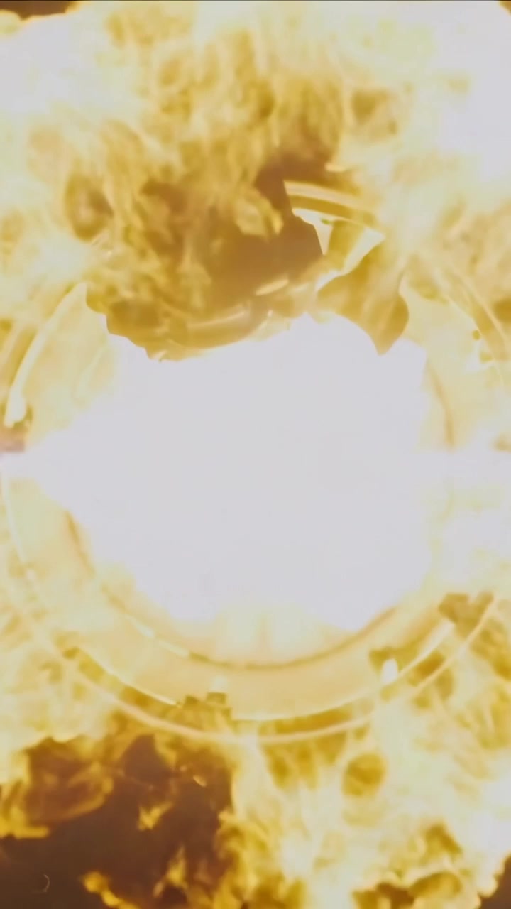 Video vertical: Técnico descendiendo con casco revisando la cámara, la escotilla encendiéndose y envolviendo en llamas.