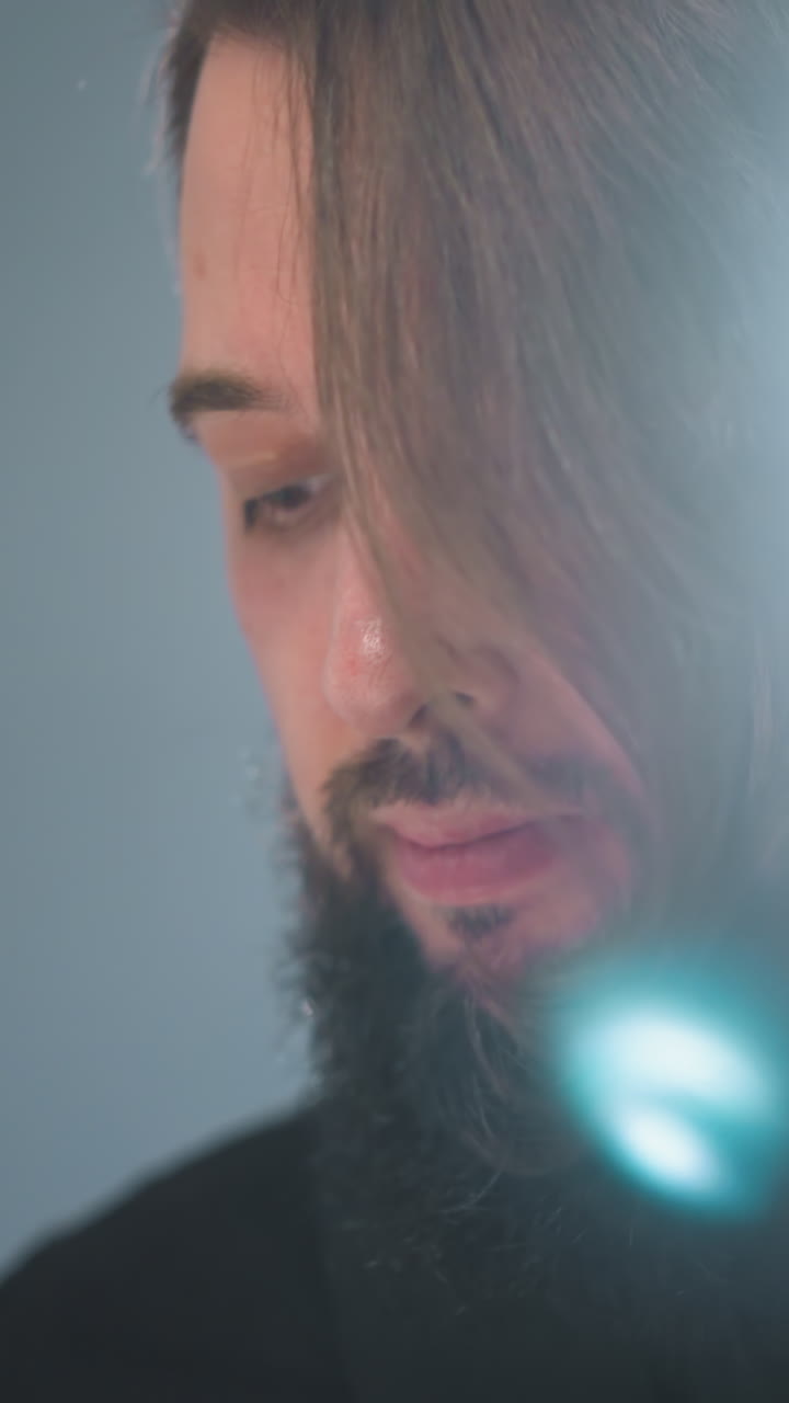 primer plano detallado de los dedos de un guitarrista en un fretboard de guitarra roja, contra un fondo blanco nítido