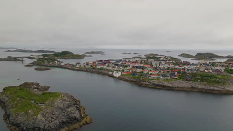 Henningsvær-En-Lofoten,-Un-Pueblo-Pesquero-Tranquilo-Pero-Muy-Concurrido