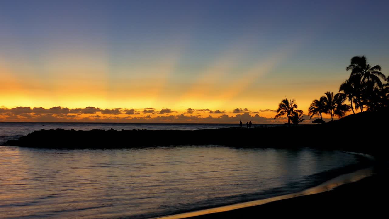 puesta de sol en una playa tropical