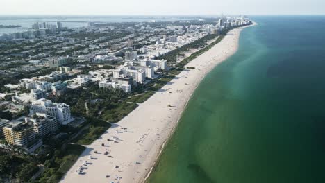 ángulo-Alto-Aéreo-De-La-Luz-Del-Día-De-Miami-South-Beach