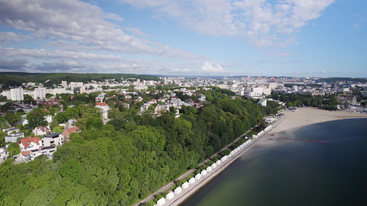bulevar costero feliks nowowiejski en polonia, vista aérea de drones