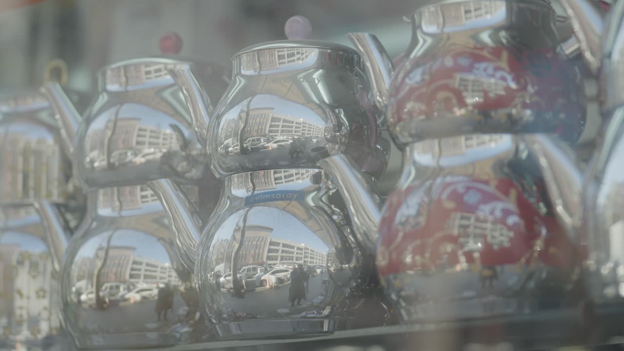 가게 창문 에서 도시 풍경 을 반영 하는 반이는 차병