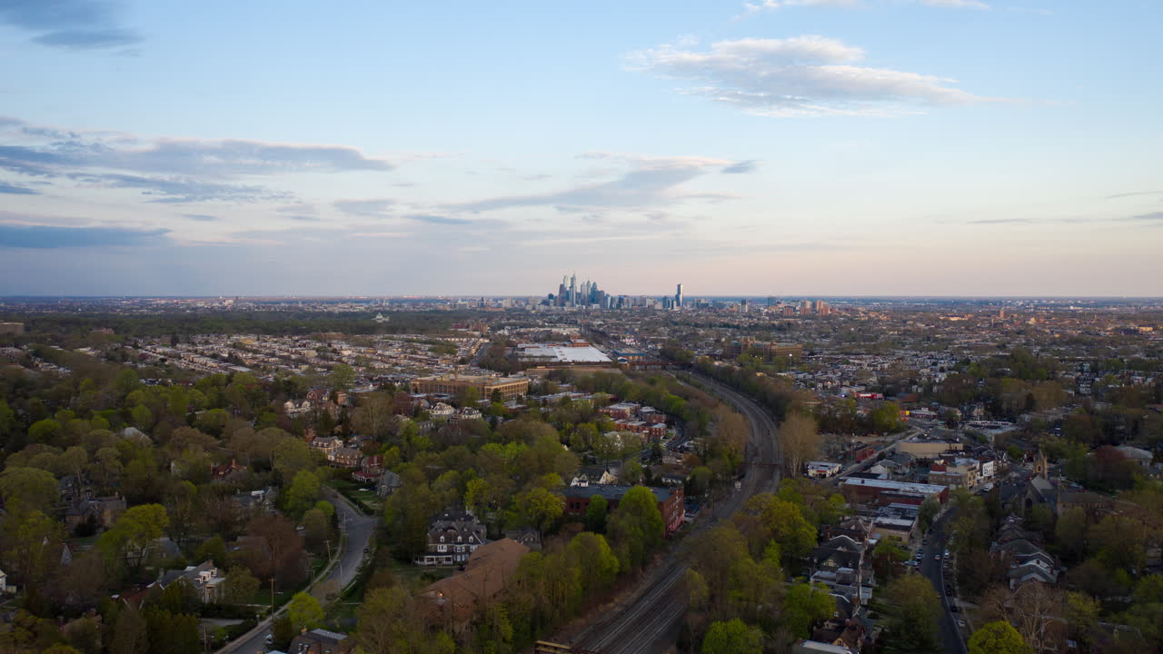 timelapse aéreo del horizonte de filadelfia desde lejos que muestra los barrios y suburbios exteriores por la noche en verano