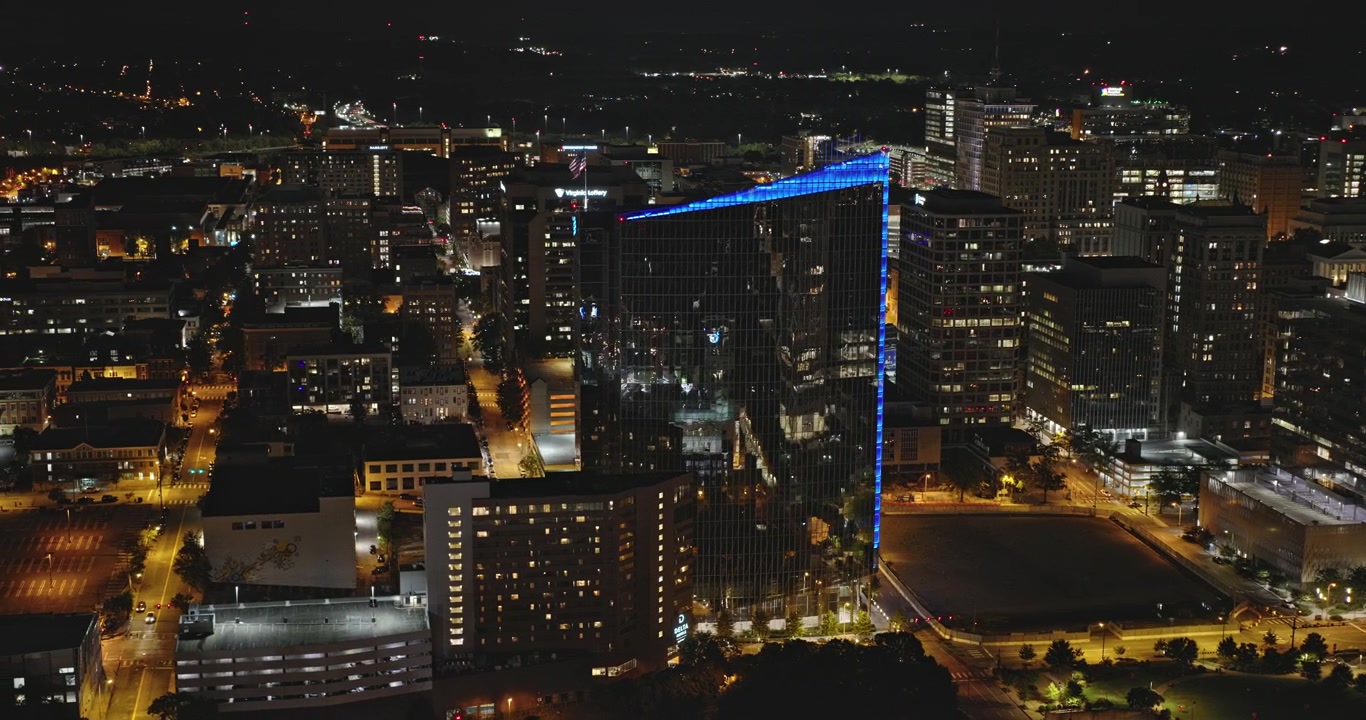 Vista aérea de Richmond, Virgínia v61, sobrevoo noturno baixo sobre Gambles Hill e o Distrito do Capitólio em direção ao centro da cidade - Filmado com Inspire 3 8k - 29 de setembro de 2023.