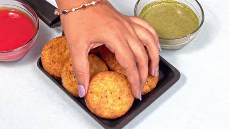 Aloo-tikki-or-Potato-Cutlet-or-Patties-is-a-popular-Indian-street-food-made-with-boiled-potatoes,-spices