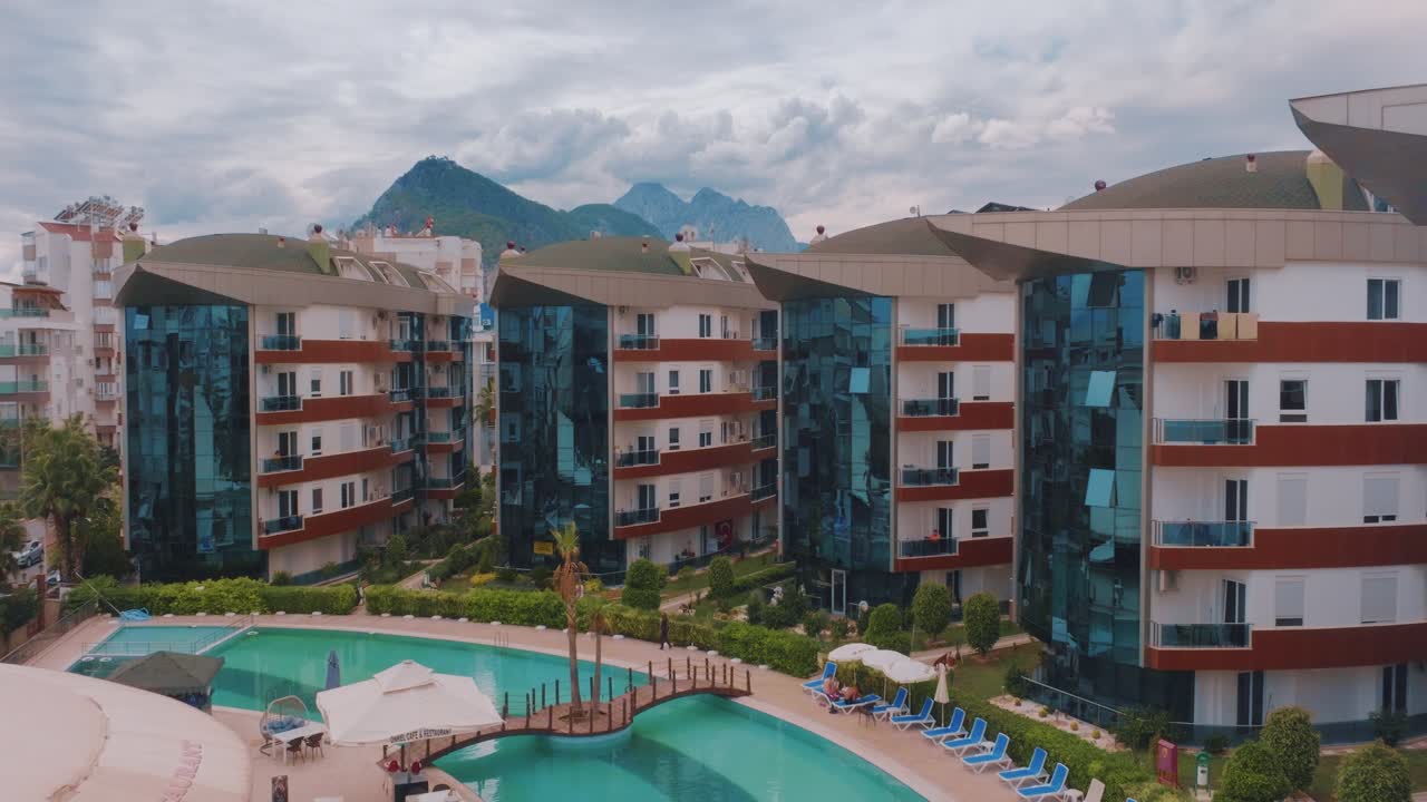 современный жилой комплекс с бассейном и видом на горы