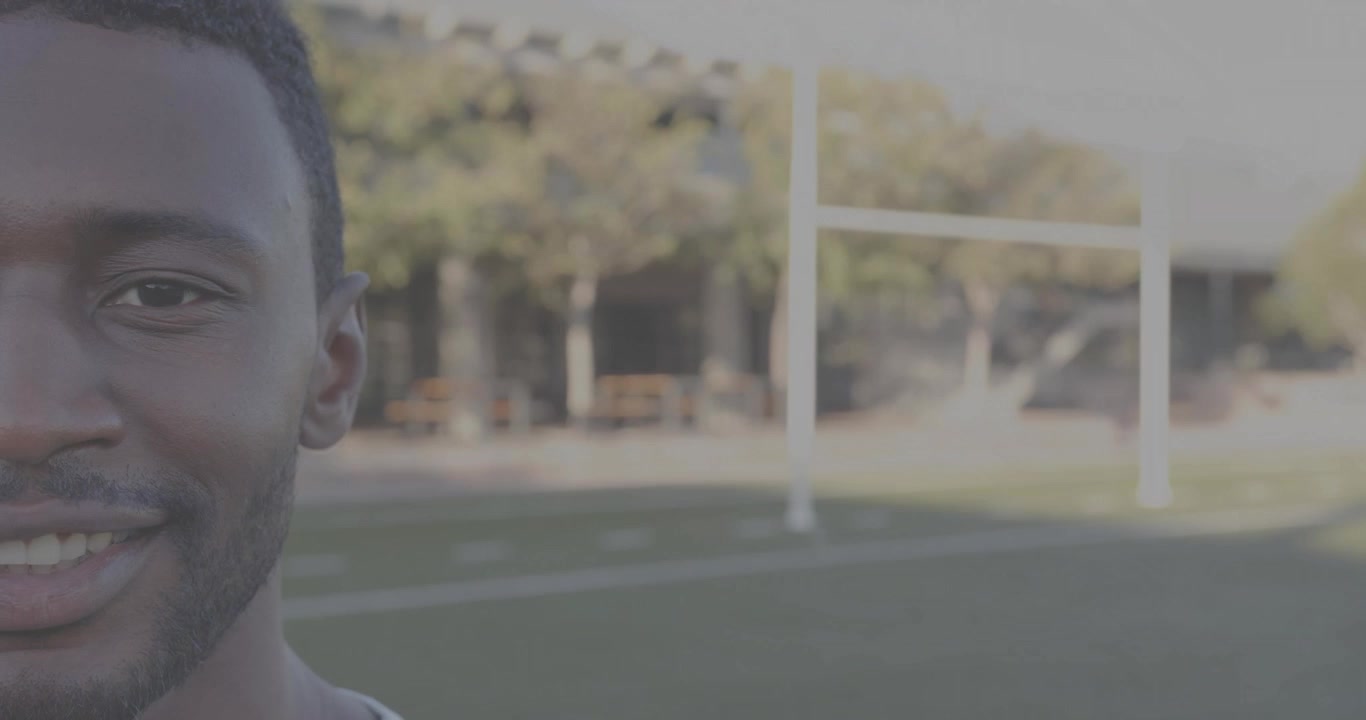 Vídeo vertical: Cintilação da luz solar fazendo com que um atleta de campo abra os olhos e relaxe em um sorriso gentil.