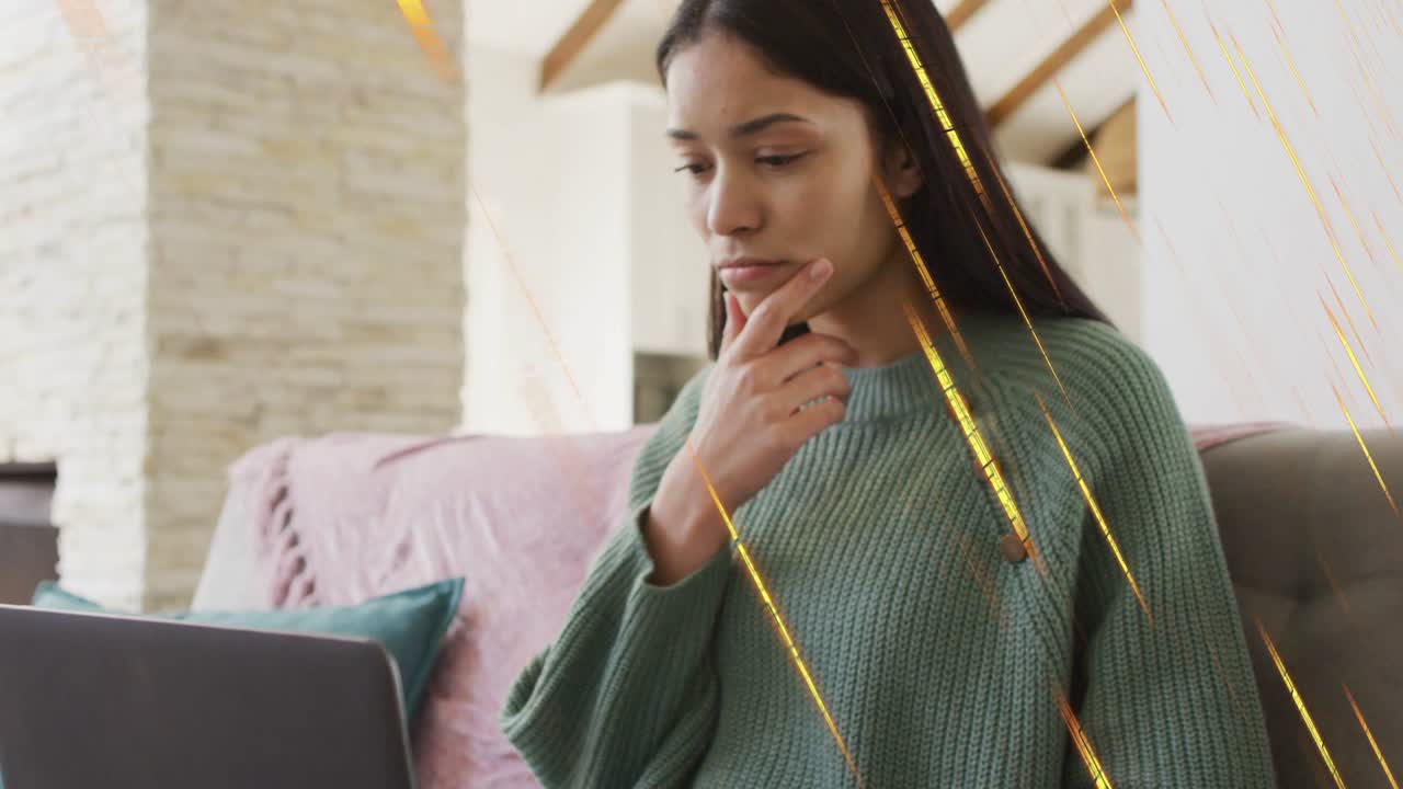 Una donna guarda il laptop, alza la mano e si sistema i capelli, preparandosi a studiare con un'interfaccia dorata.