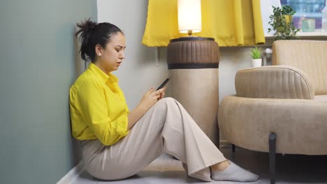 mujer joven enviando mensajes de texto tristemente con su novio.