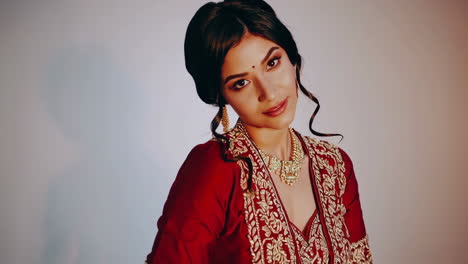indische frau in traditioneller kleidung
