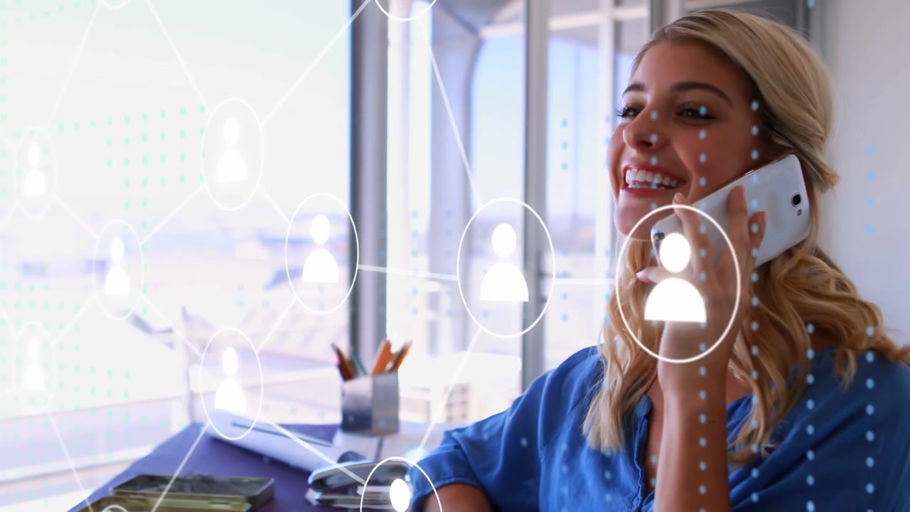 Donna d'affari che tiene un ricevitore e parla al telefono, con linee animate che la coprono e la collegano ai clienti.