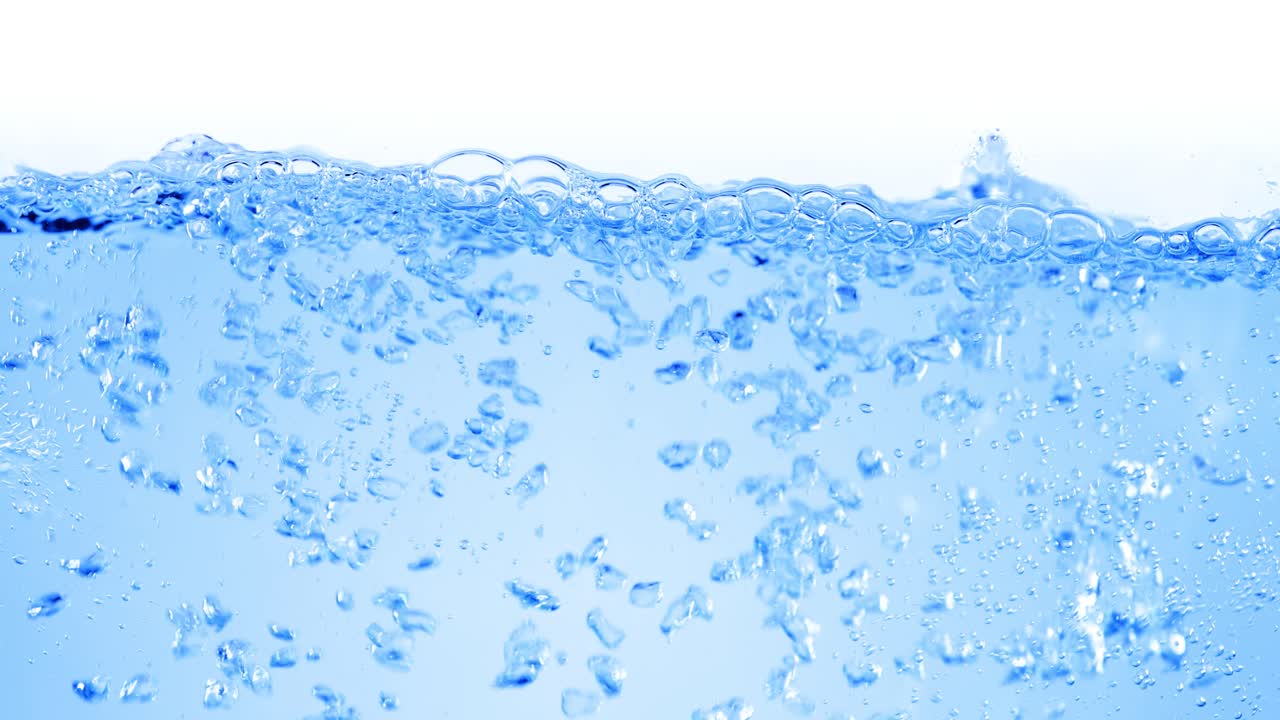 물 속의 많은 거품이 가까이에서, 느린 움직임의 거품과 함께 추상적인 물 파동